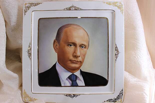 С пылу,с жару: «Фарфор Сысерти» начал продавать тарелки с Путиным за 32 тыс. рублей