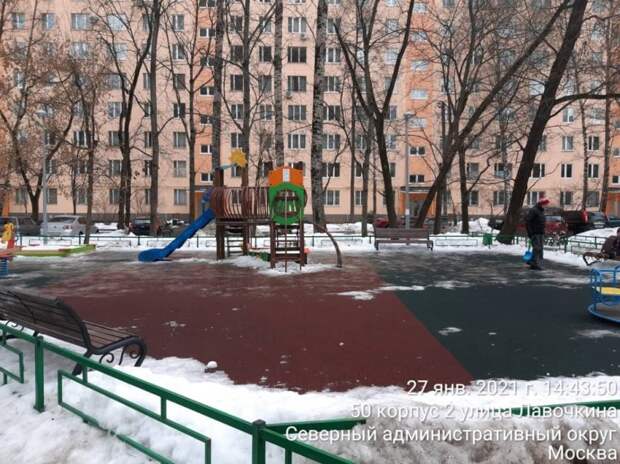 Детскую площадку на улице Лавочкина очистили ото льда — управа