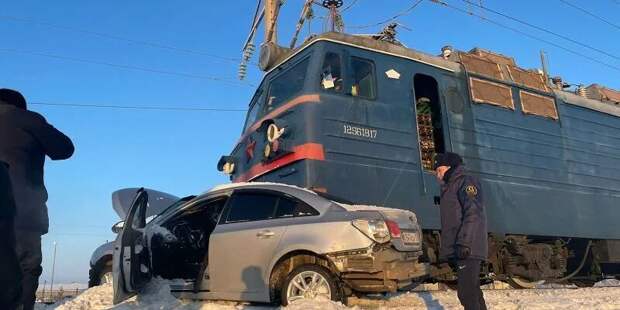 Поезд Нур-Султан — Уральск столкнулся в автомобилем