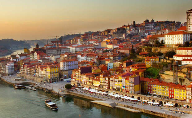 Португалия Чуть ранее в этом году путеводитель Condé Nast Traveler назвал Лиссабон самым недооцененным городом Европы. Сюда действительно добираются немногие туристы и совершенно зря: красота Португалии в сочетании с безопасностью тихих улиц Лиссабона делает это местечко прекрасным выбором.
