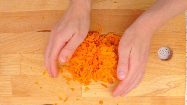 Среднюю морковь натираем на крупной тёрке или нарезаем кусочками. Морковь складываем к луку. 