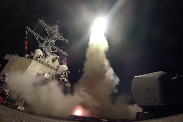 Старт ракеты с эсминца USS Porter 7 апреля 2017 года