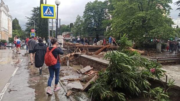 Количество пострадавших из-за сильных ливней в Ялте увеличилось до 11 человек