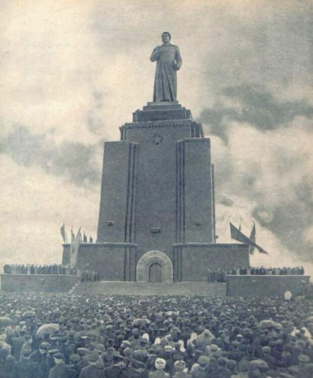 Otkrytie-pamyatnika-I.-V.-Stalina-v-Erevane.-V-oznamenovanii-tridtsatiletiya-sovetskoj-Armenii.-29-no.jpg