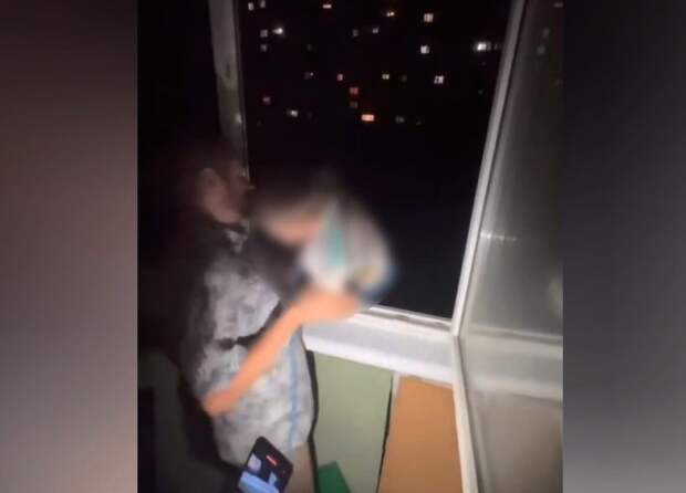В Воронеже пьяный мужчина спустил сына на тросе из окна многоэтажки ради забавы