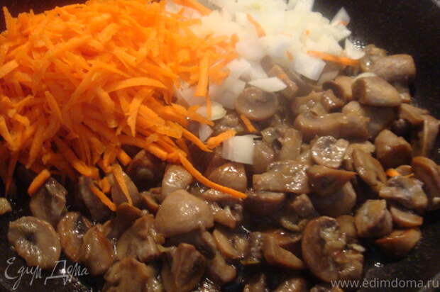 Пока варится картофель, готовим шампиньоны. Шампиньоны помыть, порезать и обжарить на сковороде. Лук почистить, порезать мелко. Морковь почистить, потереть на терке. Когда выпарится жидкость с грибов, налить растительное масло, лук и морковь, добавить к грибам и потомить в сковороде 3-4 минуты.