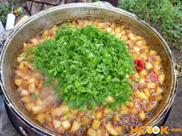 Куырдак невероятно сытное мясное жаркое, которое обязательно готовится в казане куырдак
