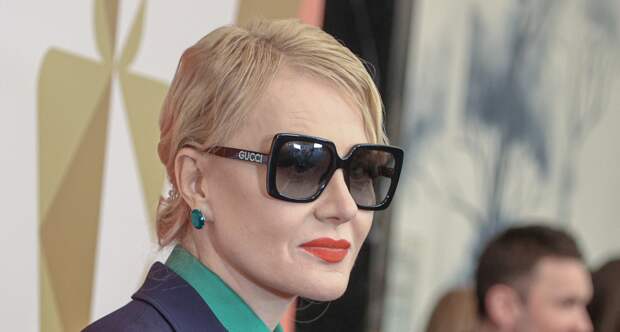 Актриса Рената Литвинова снялась с розовыми волосами