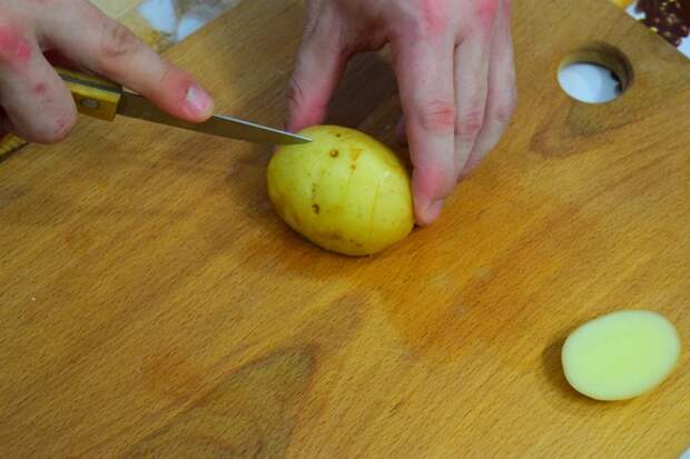 Картошка в духовке с особой нарезкой. Для настаяшчых хлопцев