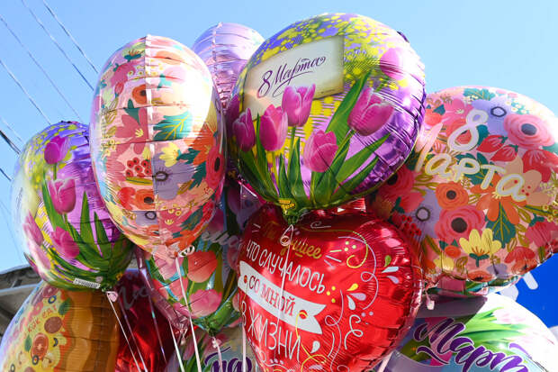 «На моих часах выжжено слово "дышать"»: трогательные истории крымчанок о подарках к 8 марта