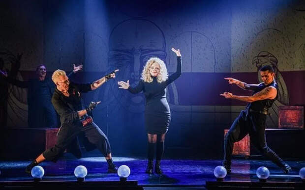 Продолжает собирать аншлаги и готовит заявление: как живет Долина после скандала