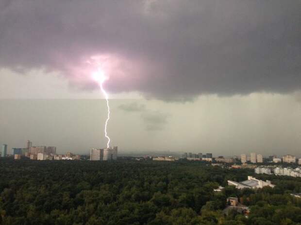 ⛈️ 7 эпичных фото и видео летних гроз в Москве
