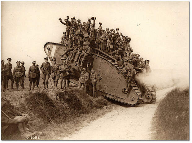 Канадские пехотинцы на борту тяжёлого танка Mark IV британского полка, 1918 год, Франция историческое фото, история