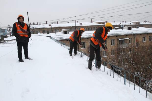 В районе создали 14 бригад для уборки снега с крыш/Роман Балаев, архив газеты «Юго-Восточный курьер»