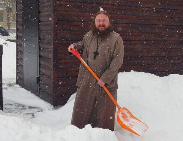 Рязанский священник Дмитрий Фетисов призвал горожан взять в руки лопаты