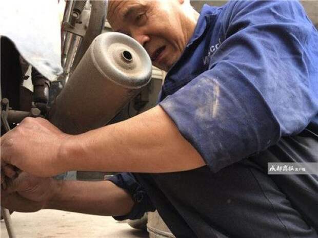 Слепой китаец зарабатывать на жизнь ремонтируя технику авто, велосипед, мопед, мотоцикл, работа, ремонт, слепой, труд
