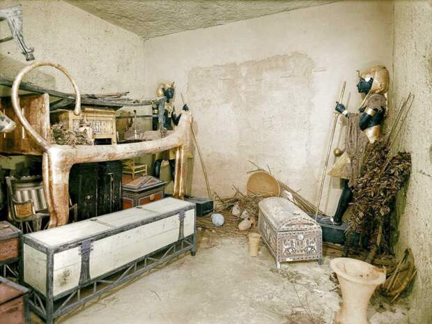 Позолоченное ложе-лев и другие объекты в прихожей. Стена погребального покоя охраняется черными статуями Ка. (1922 г.) Говард Картер, египет, история, фото