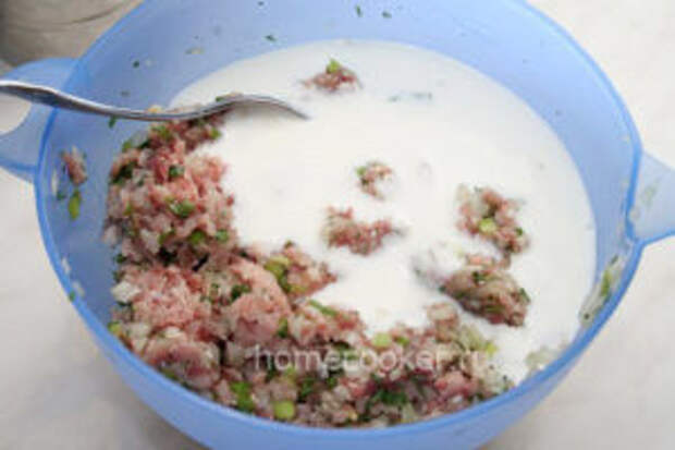 Dobavlyaem kefir i bulon 300x200 Чебуреки
