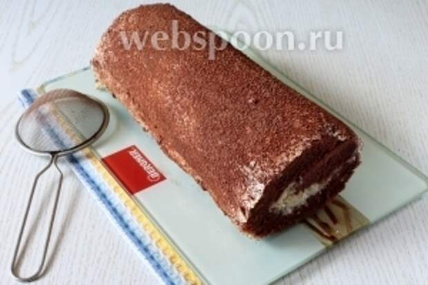 Подравняйте края рулета, срезая их острым ножом. Переложите рулет на подходящее блюдо. Обмажьте рулет масляным кремом (я взбила размягченное сливочное масло со сгущёнкой) и посыпьте какао порошком. Шоколадно-пудинговый рулет с кокосовым кремом готов. Приятного чаепития!