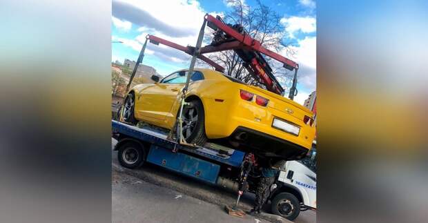 В Петербурге желтый Chevrolet Camaro скучает у приставов без должника-хозяина