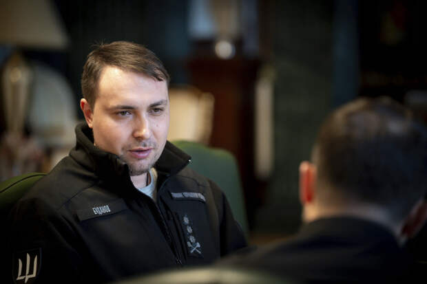 Буданов в костюме попозировал на фоне саркофага Наполеона