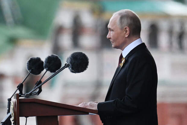 Путин отпустил журналистов "с Богом" после 20-минутного ночного заявления