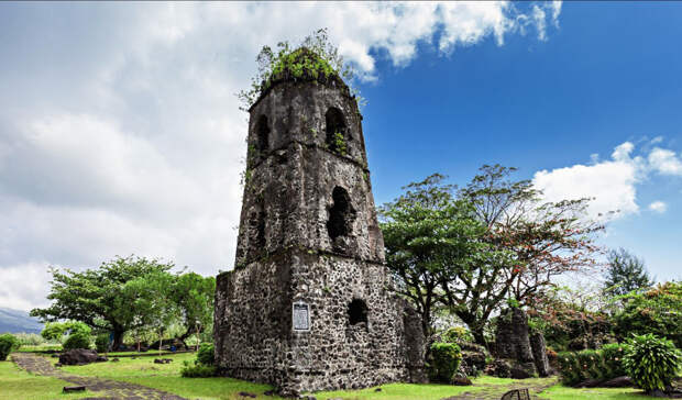 Единственная уцелевшая башня монастыря францисканцев несколько оттеняет природную красоту горы Майон. По преданию, все остальные строения были разрушены как раз во время извержения вулкана, но этот факт исследователи находят спорным.