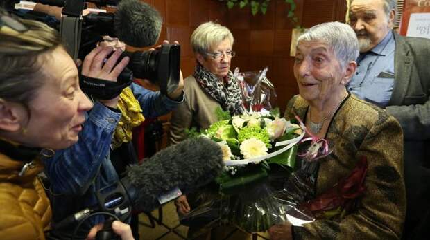 Никаких фруктов и молока: 100-летняя барменша из Франции раскрыла секреты долгой жизни Мари-Луиза Вирт, бар, барменша, в мире, возраст, истории, люди, сто лет
