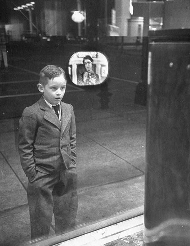 24. Мальчик впервые видит телевизор в витрине, 1948 г. реакции, реакция людей, смешные фотки