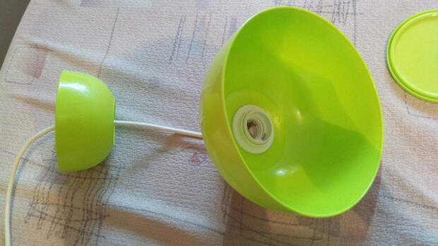 Люстра в тон кухни из двух пластиковых мисок 5