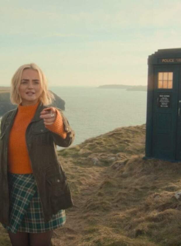 Ruby Sees a Mysterious Woman - Doctor Who Season 1 Episode 4