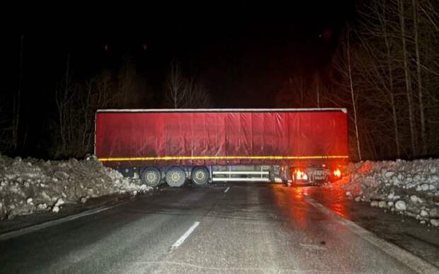 У Касимова фуру развернуло поперек дороги