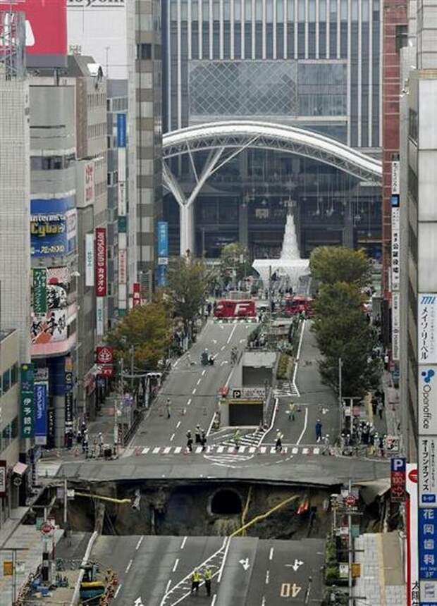 В Японии под землю провалился 30-метровый участок дороги (4)