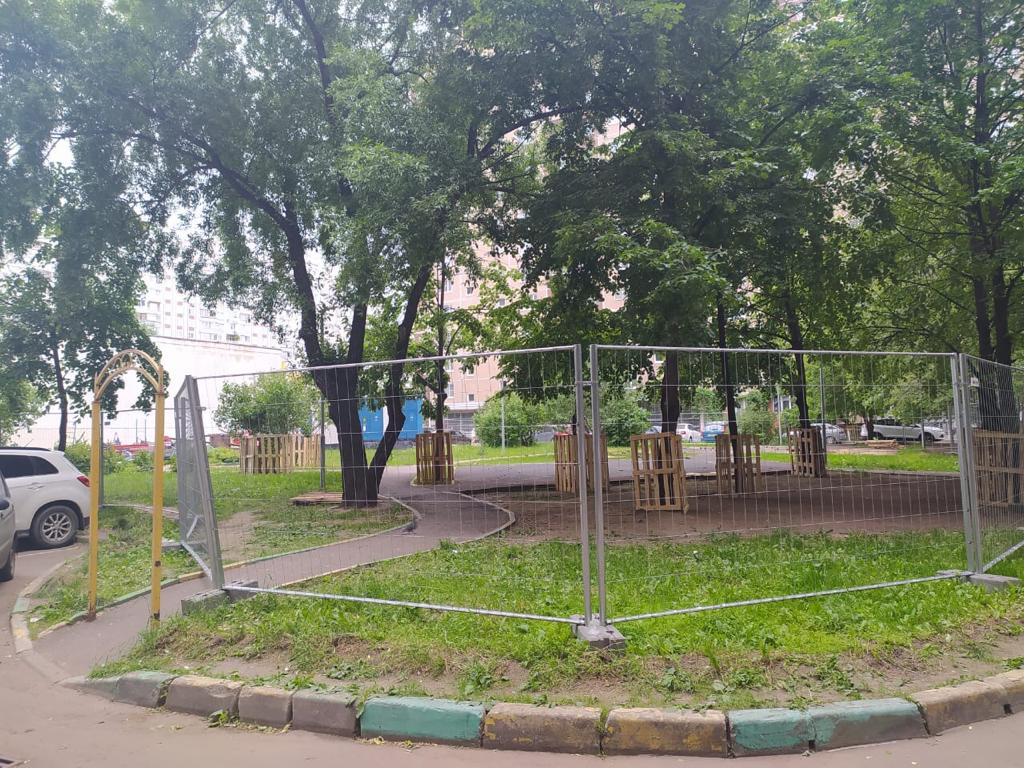 Благоустройство газона во дворе дома по Новочеркасскому восстановят после ремонта