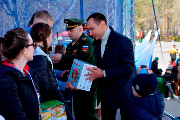 В Хабаровске военнослужащие ВВО организовали спортивный праздник для жителей краевой столицы
