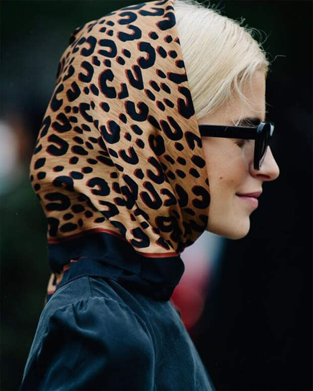 Косынка с леопардовым принтом: можно носить на шее, но необязательно