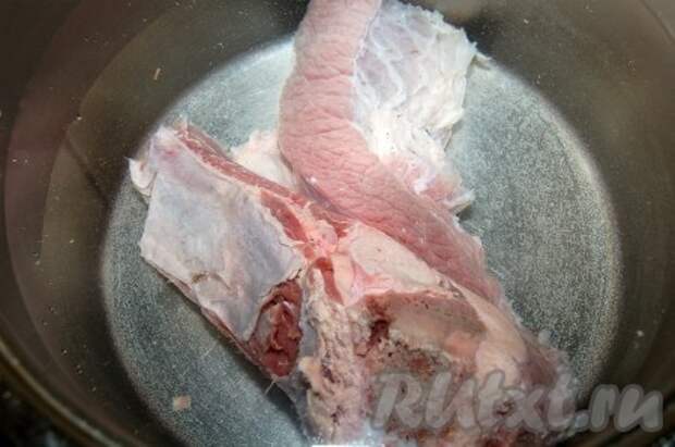 Поставить варить мясо. Мясо варить часа 2.