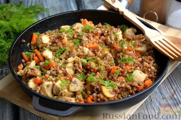 Фото к рецепту: Гречка с грибами, курицей и сливками (на сковороде)