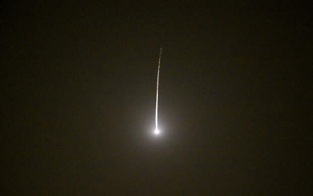 Момент падения боеприпаса рядом с людьми в Израиле попал на видео