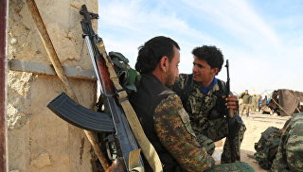Бойцы  Демократических силы Сирии (SDF) в деревне недалеко от Ракки. Архивное фото