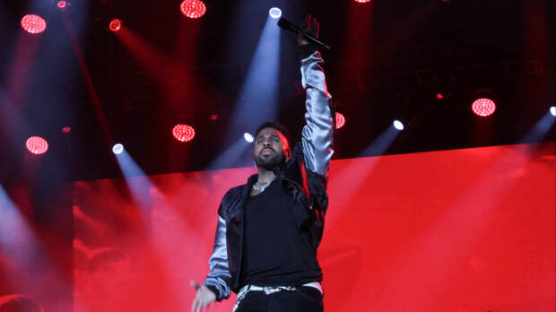 Концерт американского певца Джейсона Деруло в Москве открылся песней «Матушка-земля»