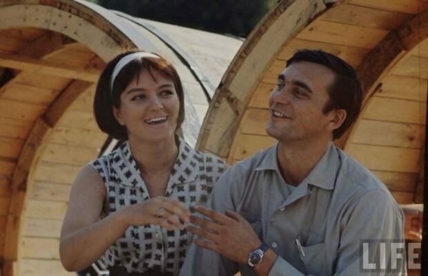 Элем Климов с женой Ларисой Шепитько. 1965 г. (она тоже участвовала в съёмках "Добро пожаловать").