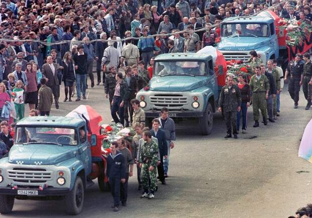 1991 август 24 похороны жертв.jpg 1991 август 24 похороны жертв.jpg