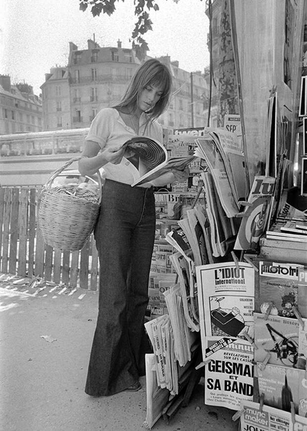 Корзина, долгое время заменявшая Джейн сумку и ставшая культовой, была куплена за один фунт на рынке в Сохо. Зато стоимость сумки, созданной для Джейн, сравнима со стоимостью автомобиля Корзина, долгое время заменявшая Джейн сумку и ставшая культовой, была куплена за один фунт на рынке в Сохо. Зато стоимость сумки, созданной для Джейн, сравнима со стоимостью автомобиля