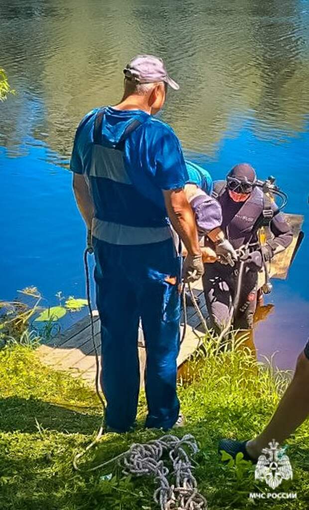 Смоленские водолазы достали из озера в Демидовском районе труп