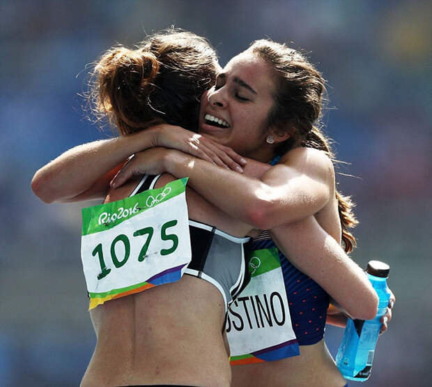 rio-olympics-runners-help-each-other-abbey-dagnostino-nikki-hamblin-6