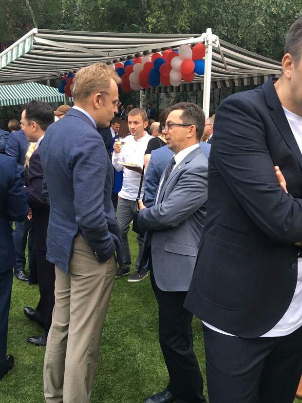 Пока Львов борется с мусором, его мэр Андрей Садовой отдыхает в Киеве, фото: rada5.com Пока Львов борется с мусором, его мэр Андрей Садовой отдыхает в Киеве, фото: rada5.com