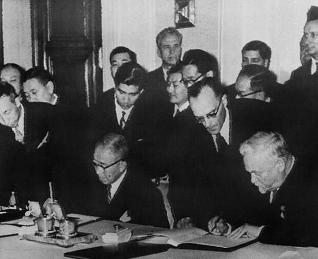 Премьер-министр Японии Итиро Хатояма (слева) и председатель совета министров СССР Николай Булганин, Москва, 19 октября 1956 года 