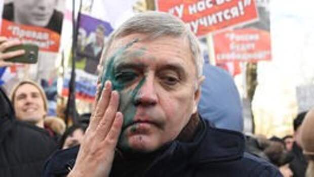 Неизвестный облил зеленкой Касьянова на «Марше Немцова»