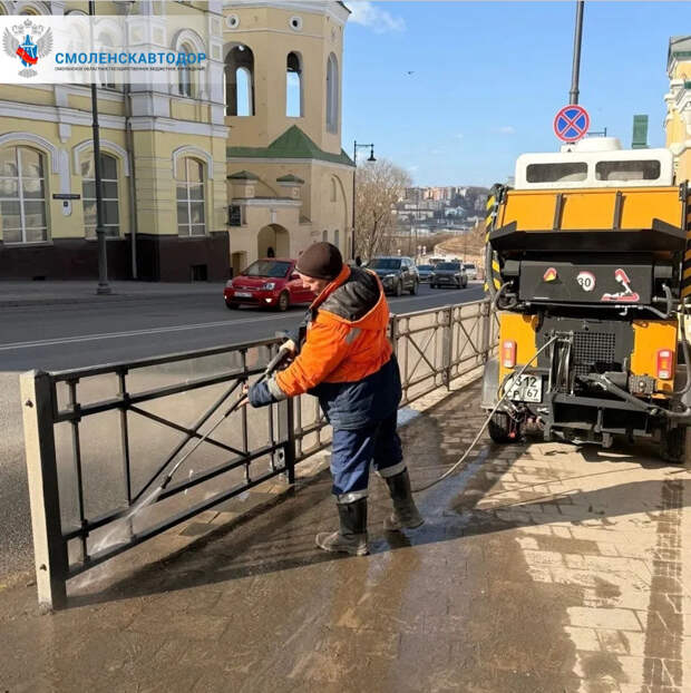 В Смоленске начали латать ямы и убирать остановки